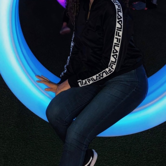 - Black Fila Trim zip up sweater🫶🏼Size Large but can fit like a medium - Picture 2 of 6